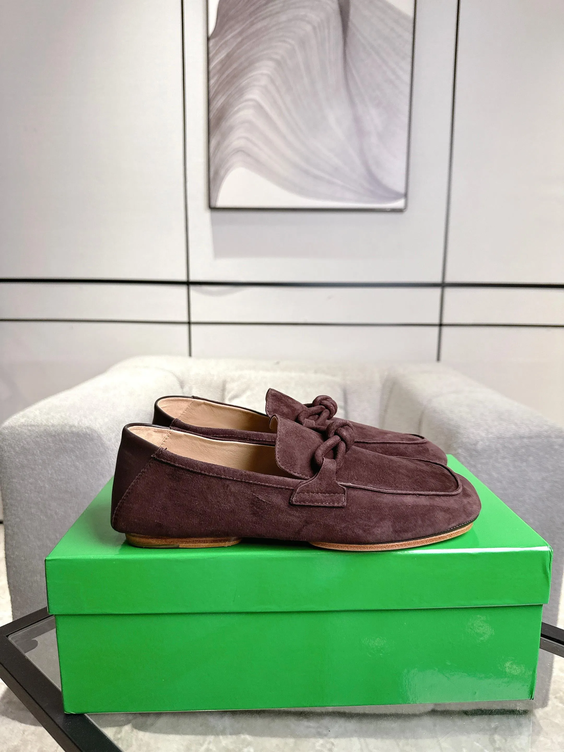 [BV] Top P: 800💰 Size: Women 35-39 (Customized for women 40) Men 39-44 (38.45 non-refundable) Bottega Veneta 2025 Autumn Counter Synchronized Couple Style Bottega Veneta Square Toe Flats Original 1:1 material selection, genuine leather outsole! A one-to-one replica of the original! quality assurance!